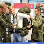 Großer Andrang zur Ausbildungsmesse im Medienhaus. vlnr. Oberstabsgefreiter Alexander Päleke und Oltn. Carlo Honisch (re) rüsten Max Radke aus Köthen  (17) (mitte ) feldmarschmäßig aus.

Foto Lutz Winkler