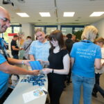 Großer Andrang zur Ausbildungsmesse im Medienhaus. Ausbilder Jürgen Gutschlich von der Firma Q-Cells erläutert die Möglichkeiten seiner Firma, die am Standort Thalheim in der Solarforschung und Technologie-Entwicklung tätig ist und Facharbeiter ausbildet  Janice Seiler 15 und ihrem Vater Jörg Seiler

Foto Lutz Winkler