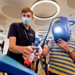 19.09..2020, Halle: Ausbildungsmesse im MZ Haupthaus in Halle.Foto: Tom Sobotta, Dualer Student Energie-, Gebäude- und Umwelttechnik bei der EnviaM Gruppe in Halle, zeigt an einem AR-Gerät einem Schüler das Schweißen.