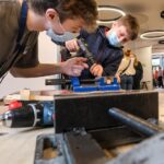 18.09.2021, Halle: Jobmesse Start Now im Haupthaus der Mitteldeutschen Zeitung in Halle.Foto: Christopher Rothe von der Firma Kleusberg erklärt Dominik (14) aus Weißenfels worum es bei seinem Job geht.