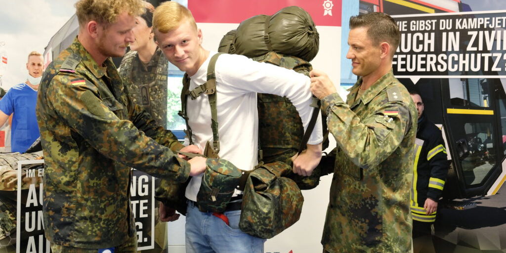 Großer Andrang zur Ausbildungsmesse im Medienhaus. vlnr. Oberstabsgefreiter Alexander Päleke und Oltn. Carlo Honisch (re) rüsten Max Radke aus Köthen  (17) (mitte ) feldmarschmäßig aus.

Foto Lutz Winkler