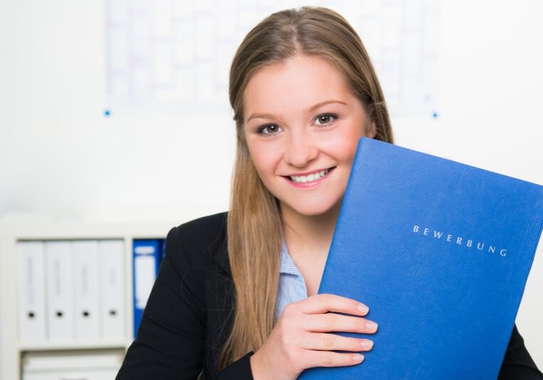 junge frau mit bewerbungsmappe