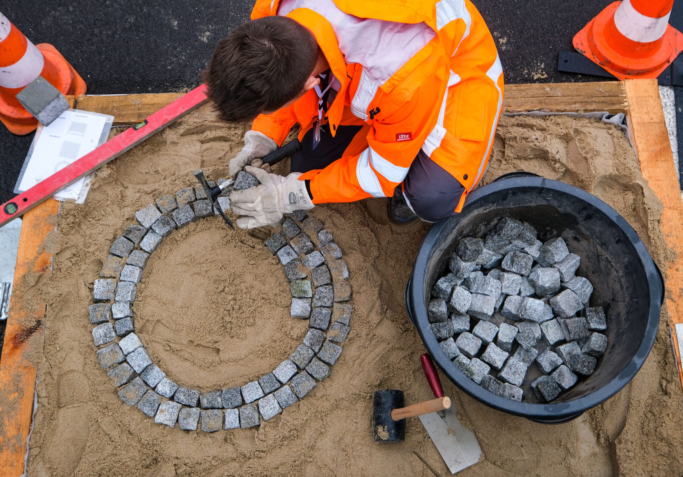 18.09.2021, Halle: Jobmesse Start Now im Haupthaus der Mitteldeutschen Zeitung in Halle.

Foto: Chris Prause zeigt worauf es bei seinem Job ankommt.